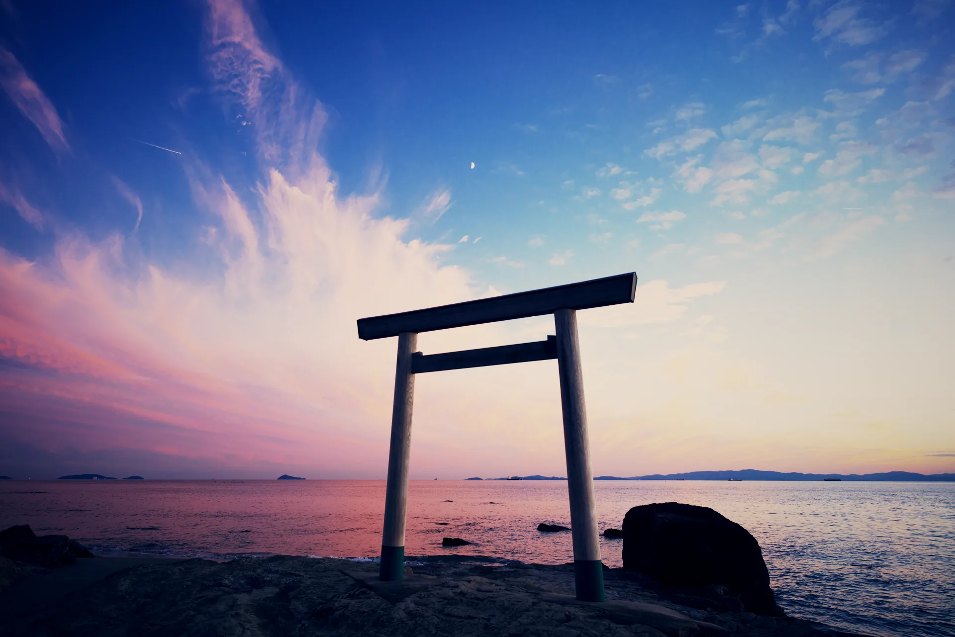 夕焼け空と海を背景にした、知多半島のつぶてヶ浦の鳥居