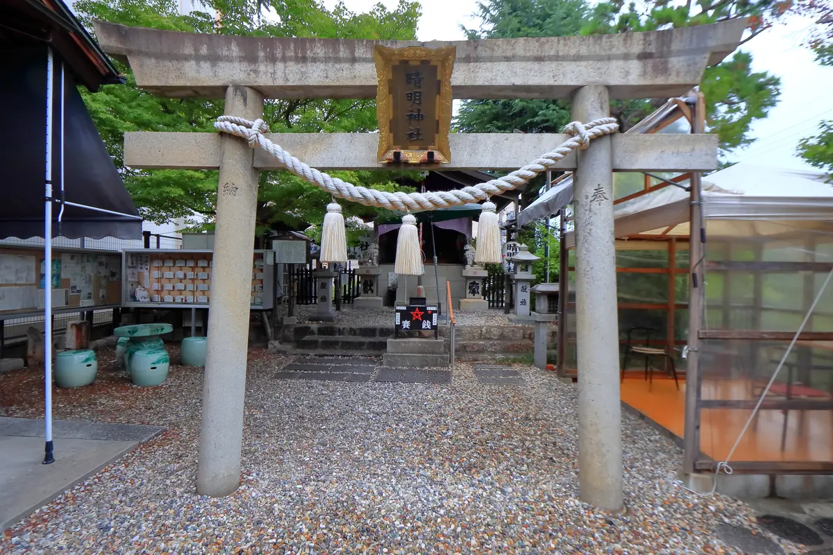 名古屋の晴明神社の鳥居と境内