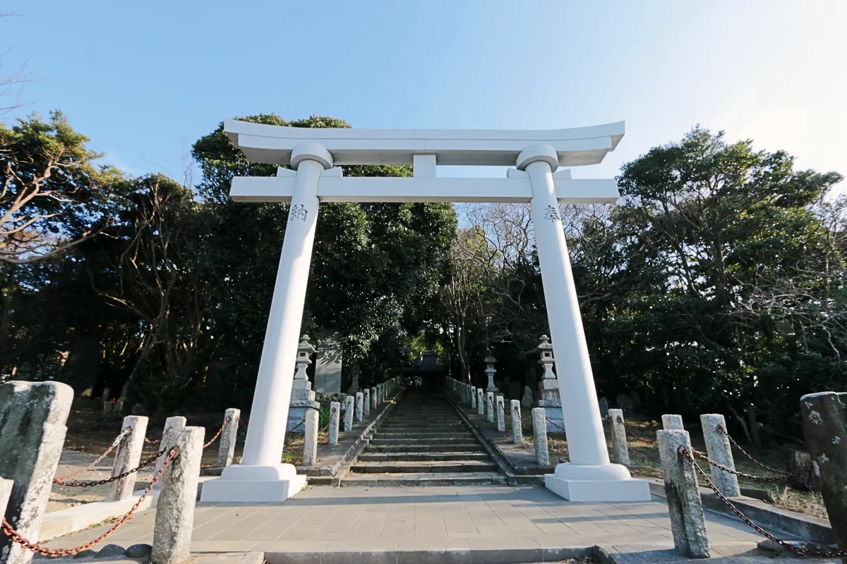 川口神社の白い鳥居と参道
