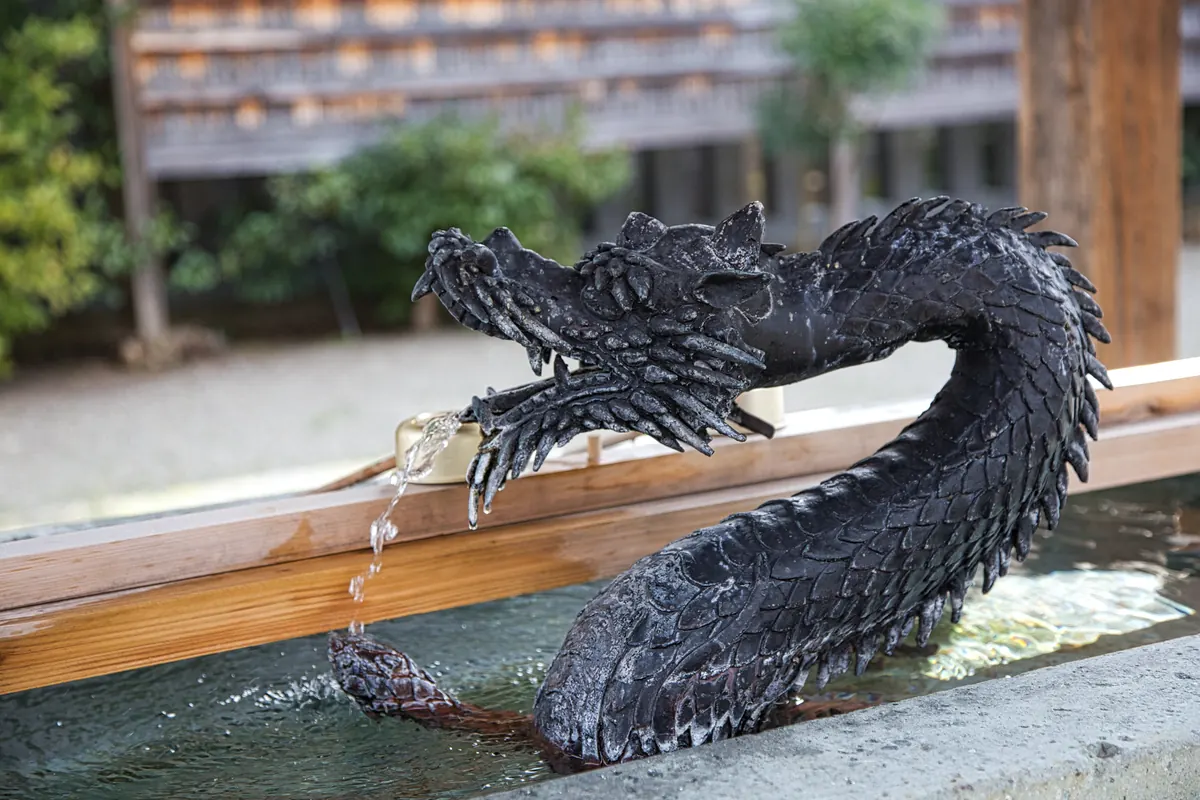 木田神社の手水舎の龍