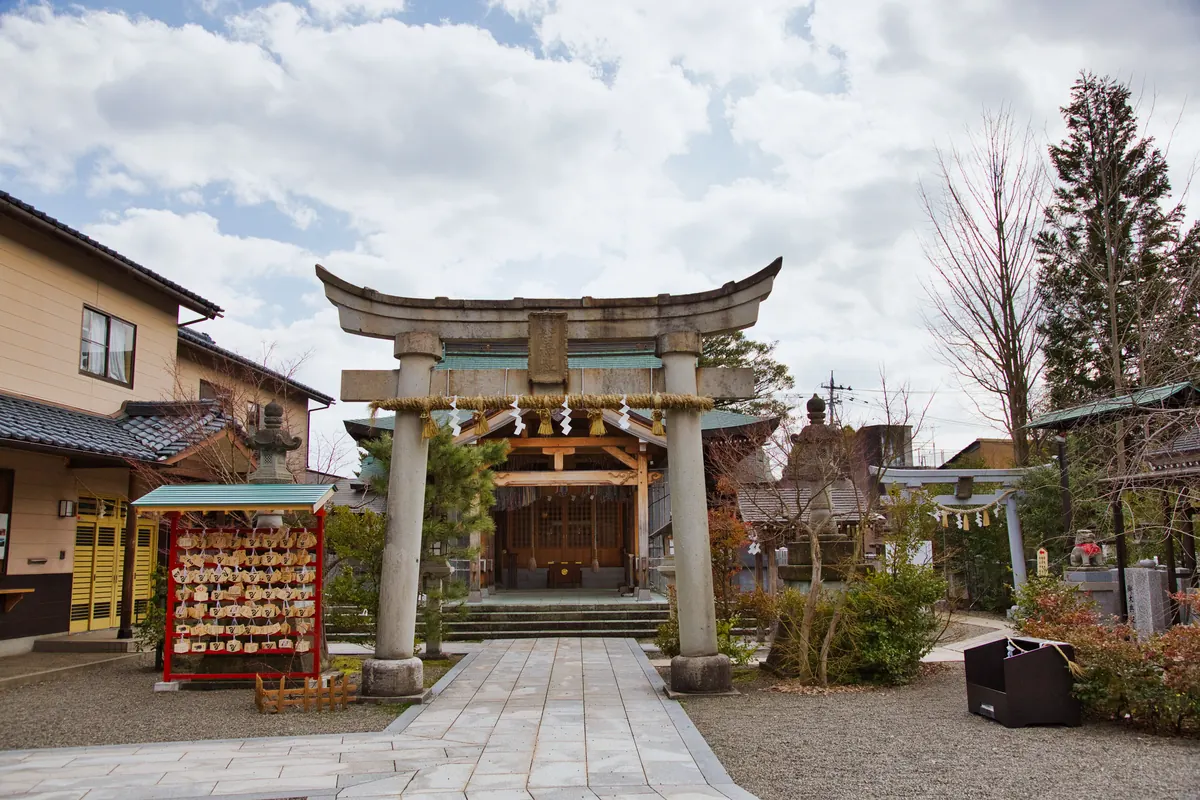 新春の木田神社の鳥居と境内