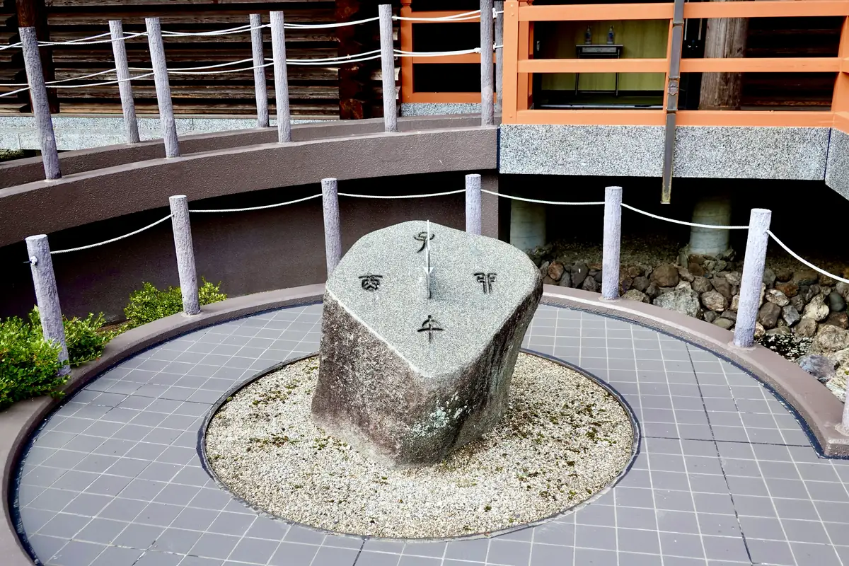 暦会館の日時計