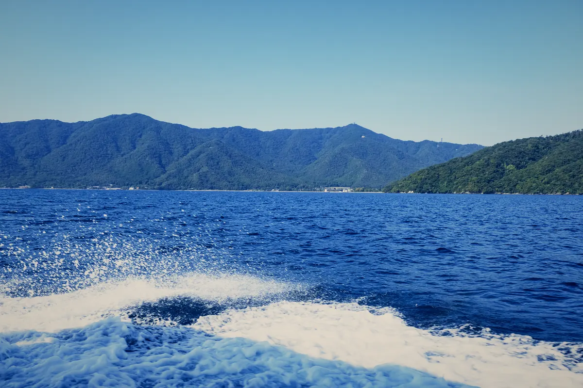 小浜湾から内外海半島を望む