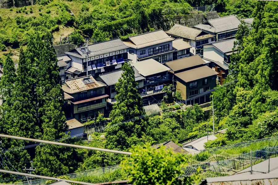 山の斜面に並ぶ集落の家並み