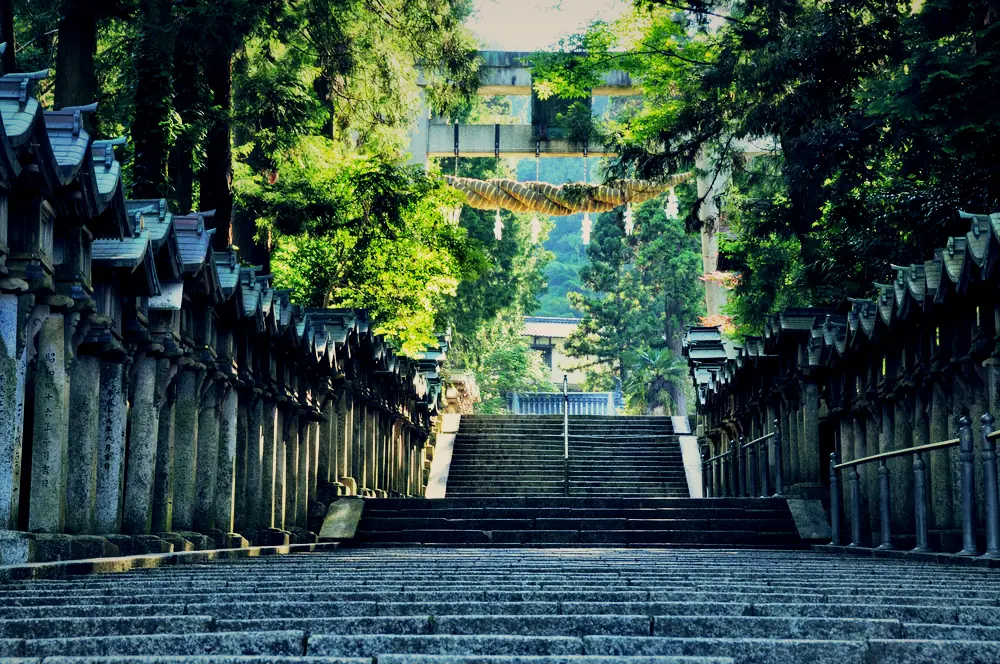 石灯籠が並ぶ石段の参道