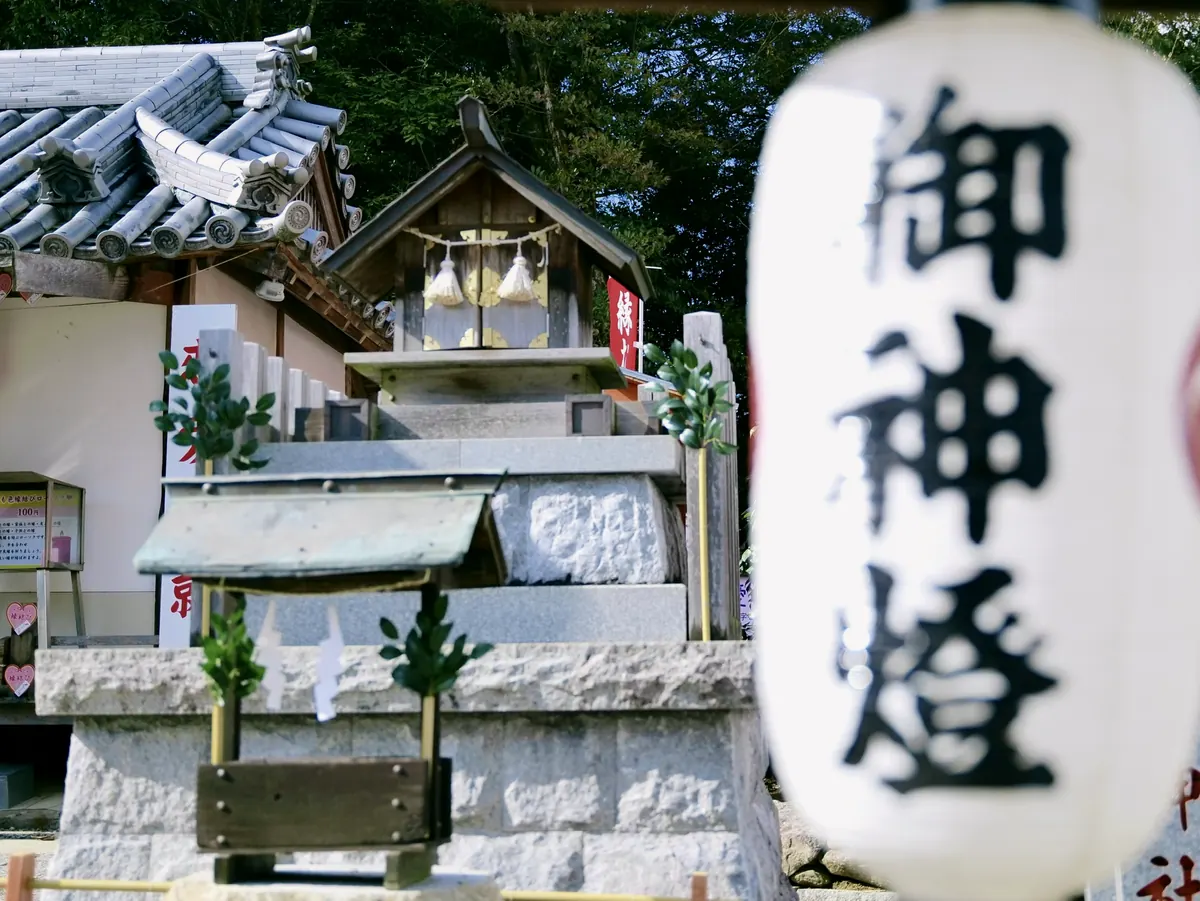境内社「安倍晴明神社」の祠と御神燈。