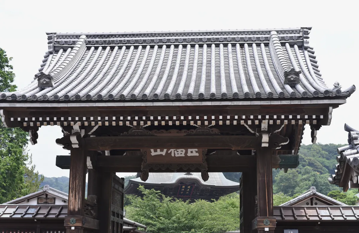 建長寺の総門を見上げた様子