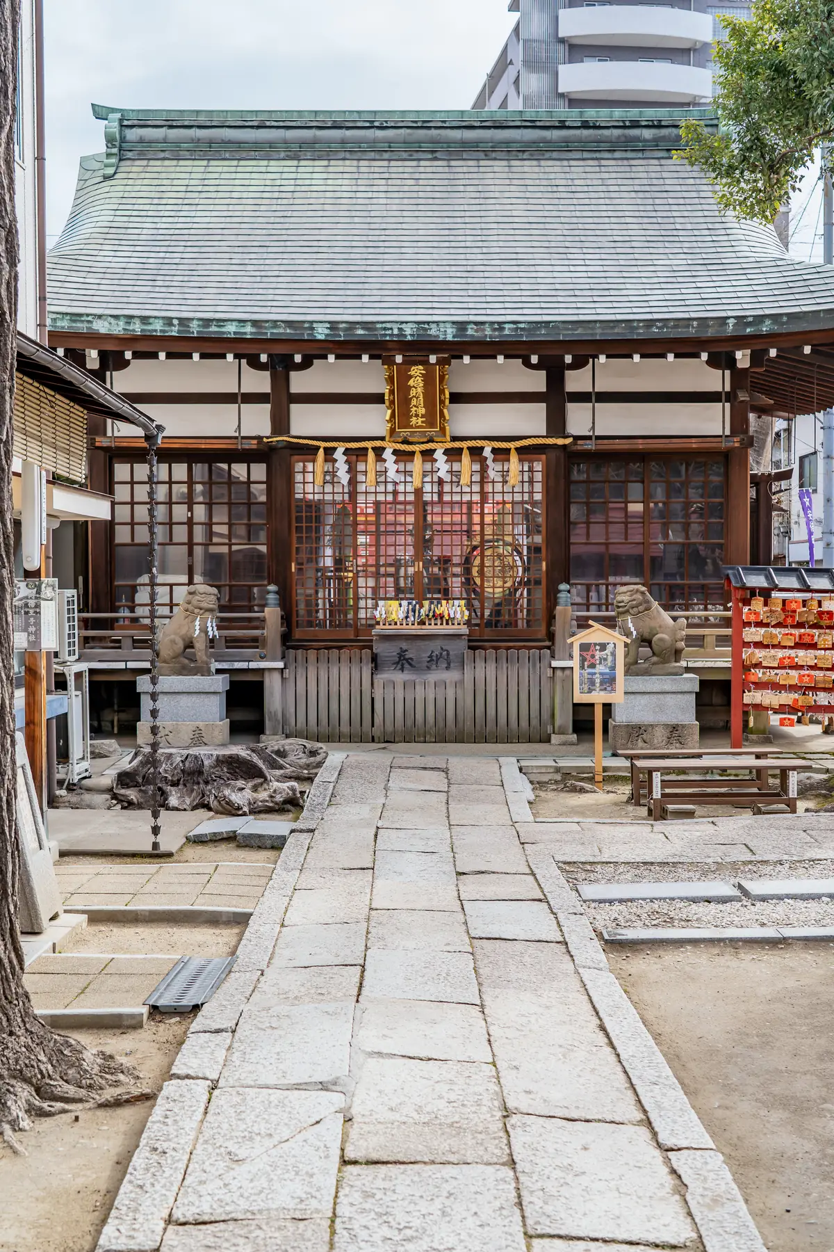 安倍晴明神社の本殿と参道