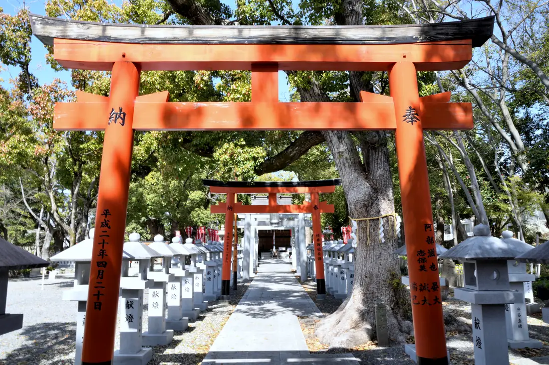 信太森葛葉稲荷神社の朱の鳥居と参道