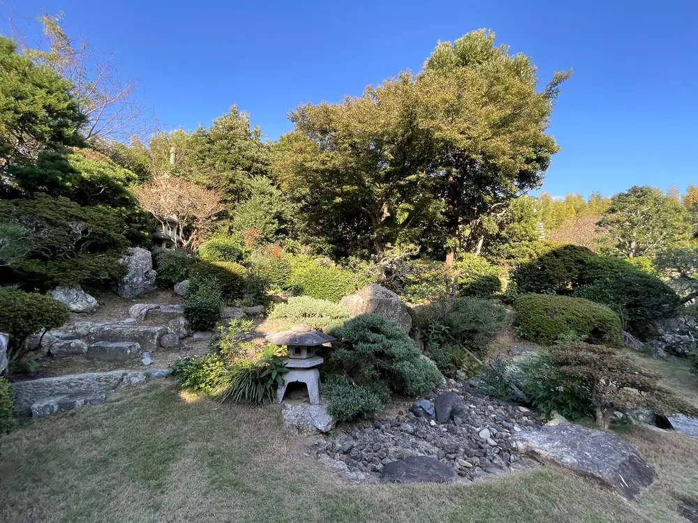 石灯籠のある福王寺の庭園