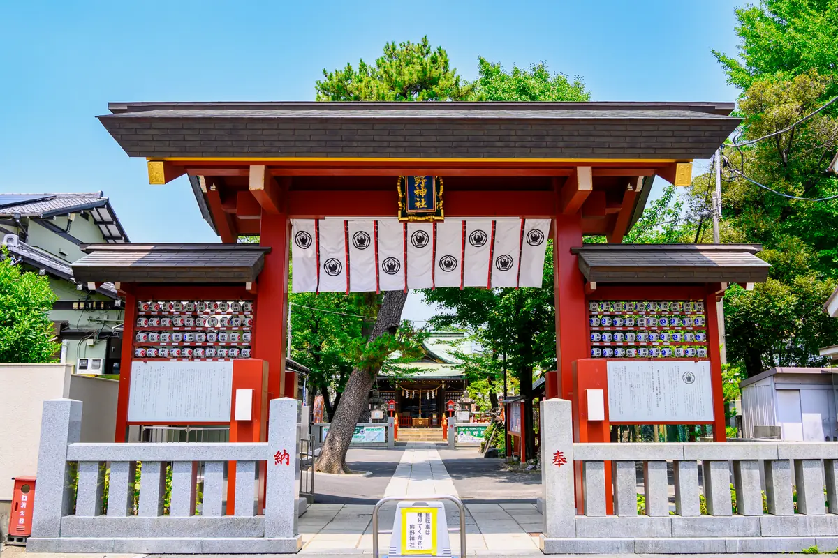 五方山熊野神社の神門(東京都葛飾区立石)。