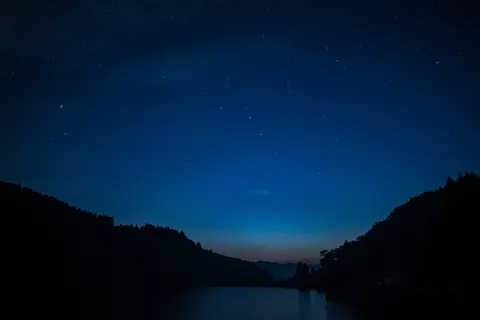 星空と山並みのシルエット