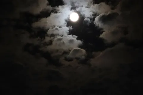 雲間からのぞく満月
