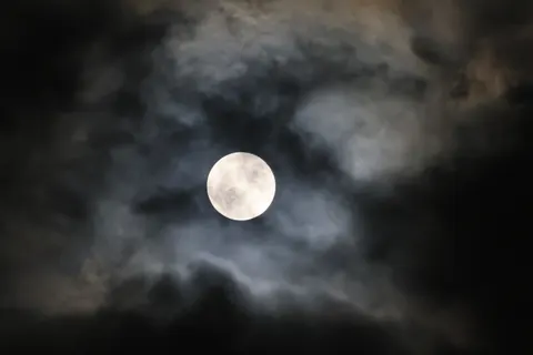 薄雲をまとう満月