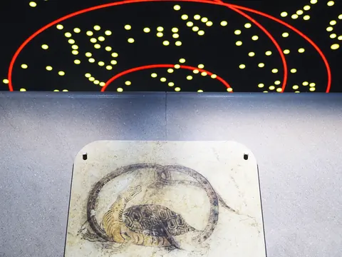 キトラ古墳壁画の玄武の展示と、天井に描かれた天文図の複製
