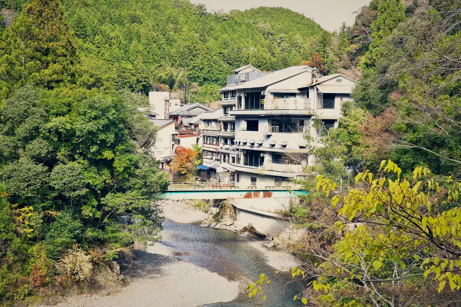 渓谷の川沿いに建つ龍神温泉街