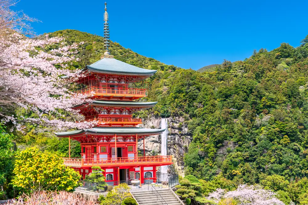 朱塗りの三重塔と、奥に見える那智の滝