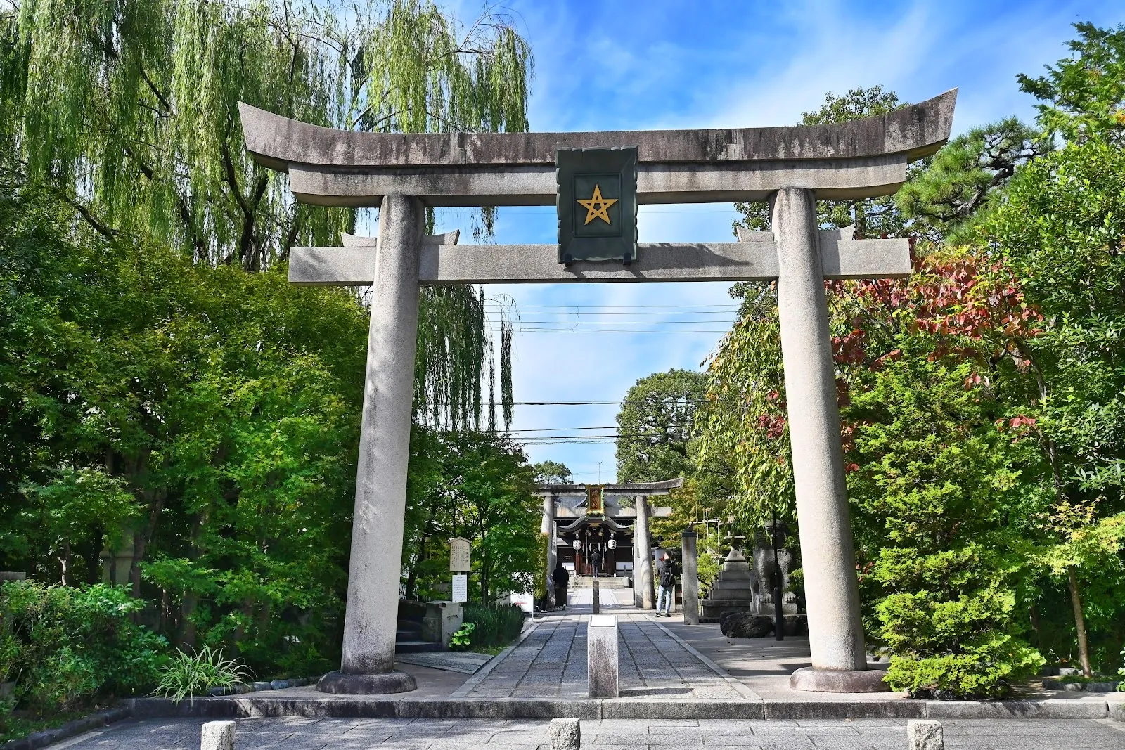 晴明神社　鳥居（秋・社紋）